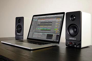 ローランド、Bluetooth搭載で約23,000円の省スペースなモニター